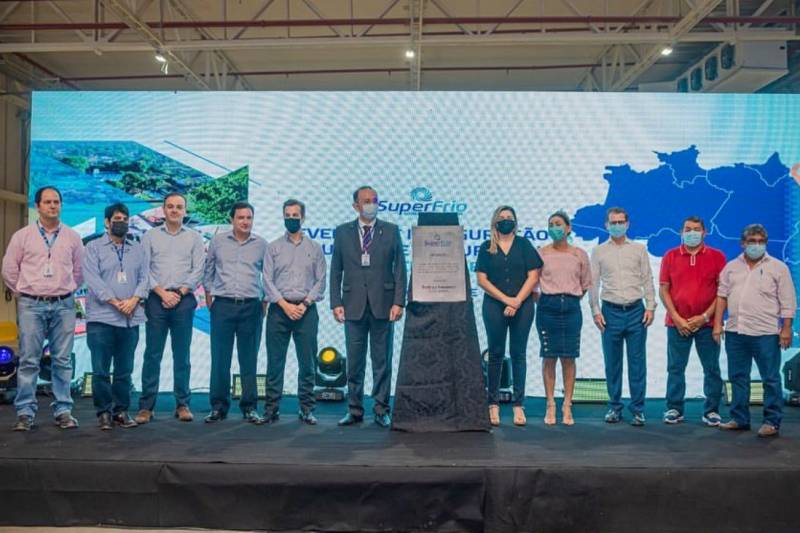 Fabio Silva, diretor de Tecnologia; Jean Falotico, diretor de Transformação; Rodrigo Vassimon, CEO; José Fernando Gomes Júnior, titular da Sedeme; Luziane Solon, prefeita de Benevides; Vinicius Falcão, diretor Comercial; Gustavo Labate, diretor de Operações da SuperFrio, e outros participantes da inauguração do empreendimento